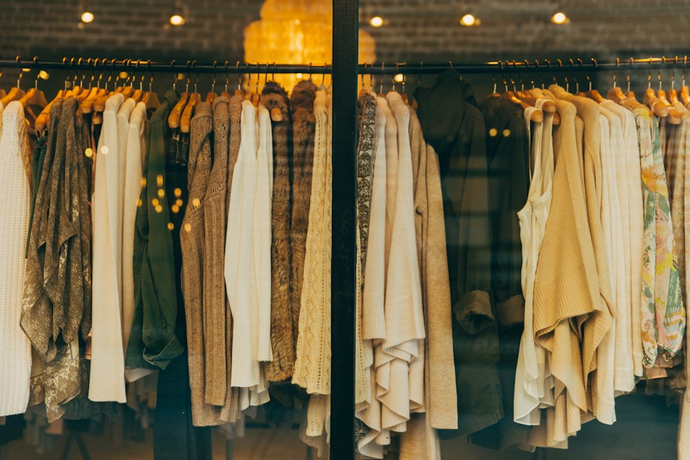 Quần áo treo trong cửa hàng Duy Mạnh Store
